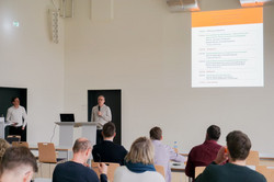 Prof. Jörg Thiele und Benjamin Büscher präsentieren ihren Vortrag