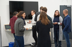 Teilnehmende des Schulsportsymposiums im Foyer