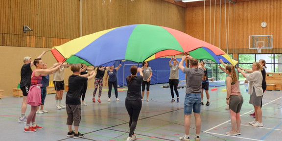 Übung mit dem Schwungtuch